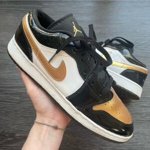 Air Jordan 1 Low SE Gold Toe Black Metallic Gold Speckle White Nike 8.5W 7M 7Y